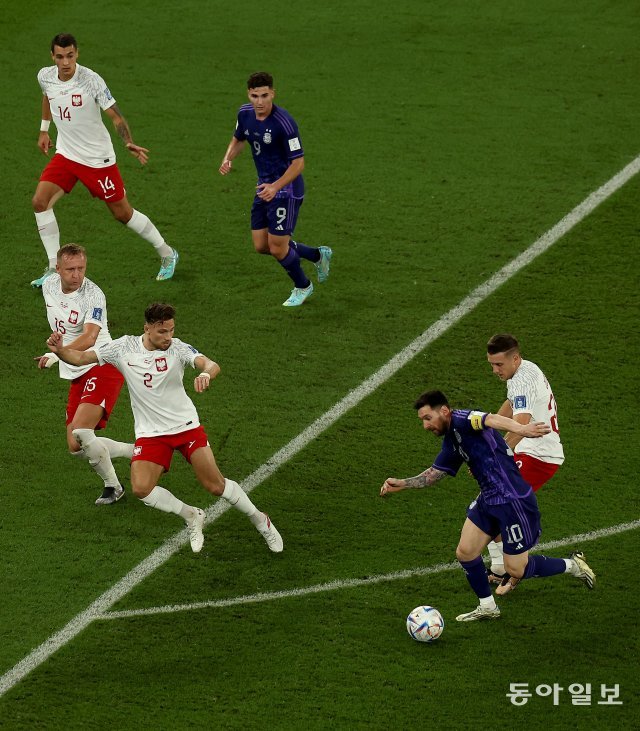 아르헨티나 리오넬 메시가 카타르월드컵 C조 조별리그 폴란드와의 3차전에서 상대 수비수를 따돌리며 드리블을 하고 있다. 도하=송은석 기자silverstone@donga.com