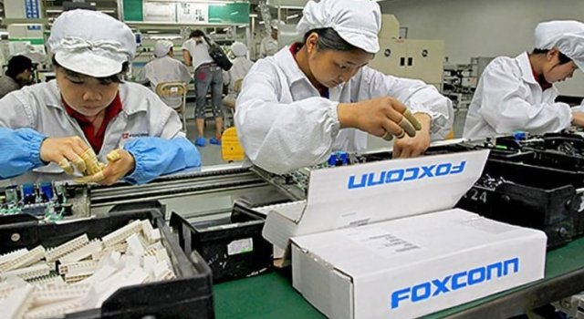 폭스콘 중국 정저우 공장에서 직원들이 제품을 조립하고 있다. 트위터 캡처