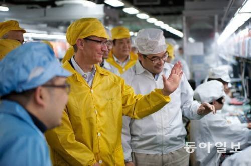 팀 쿡 애플 CEO가 2012년 폭스콘 중국 정저우 공장을 방문했을 때 모습. 당시 애플은 아이폰과 아이패드가 중국 공장의 열악한 노동환경에서 만들어진다는 부정적인 여론으로 홍역을 치렀다. 애플 CEO가 중국 공장을 방문한 건 이번이 처음이었다. 동아일보 DB