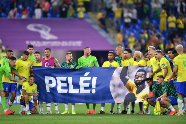 브라질 대표팀이 5일(현지시간) 카타르 도하의 스타디움974에서 열린 2022 카타르 월드컵 16강전 한국과의 경기가 끝난 후 펠레를 응원하는 현수막을 펼치고 있다. 게티이미지코리아
