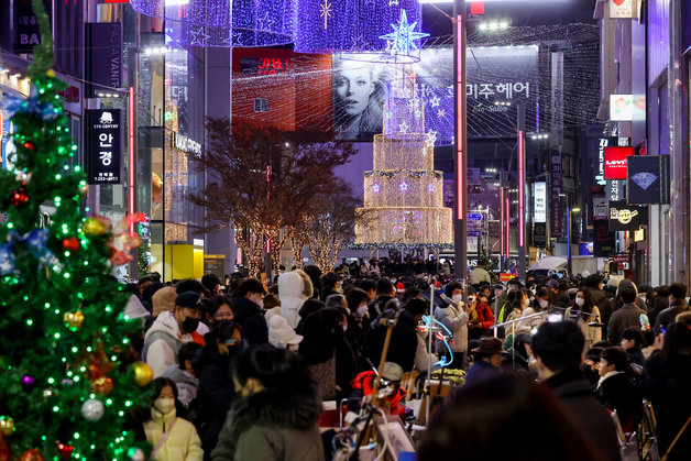 성탄절 이브인 24일 저녁 부산 중구 광복로에서 열린 ‘광복로 겨울빛 트리축제’ 를 찾은 시민들로 북적이고 있다. 2022.12.24/뉴스1