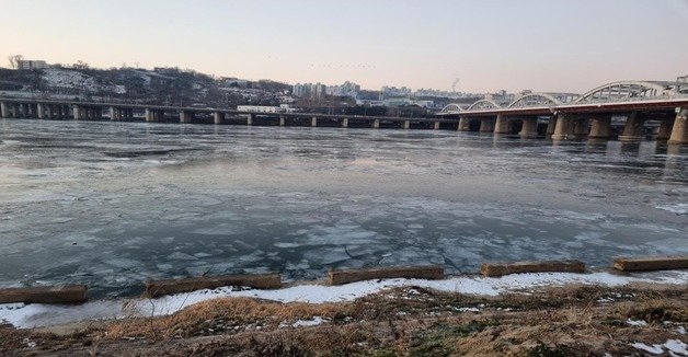 25일 오전 8시쯤 한강 결빙이 관측된 모습 (기상청 제공)