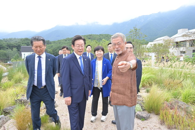 문재인 전 대통령과 이재명 더불어민주당 신임 당대표 등 지도부가 29일 경남 양산시 하북면 평산마을 사저를 둘러보고 있다. (더불어민주당 제공) 2022.8.29