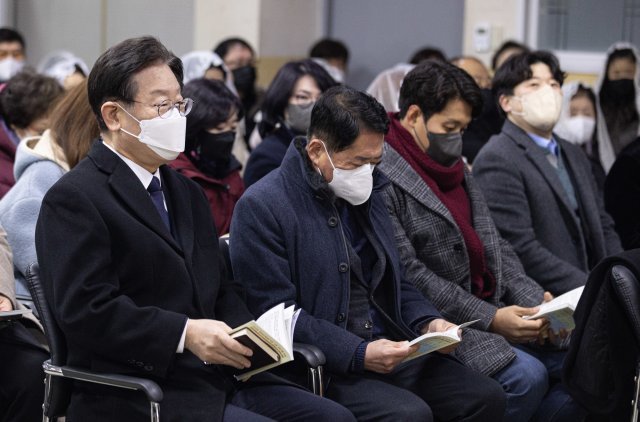 이재명 더불어민주당 대표가 25일 오전 인천 계양구 박촌동성당에서 열린 성탄 미사에 참석해 있다. 뉴스1