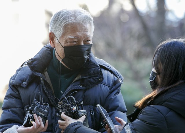 해밀톤호텔 대표 이모 씨가 2일 오전 서울 마포구 서울경찰청 이태원 참사 특별수사본부에서 조사를 받기 위해 출석하며 취재진의 질문에 답하고 있다. 2022.12.2. 뉴스1