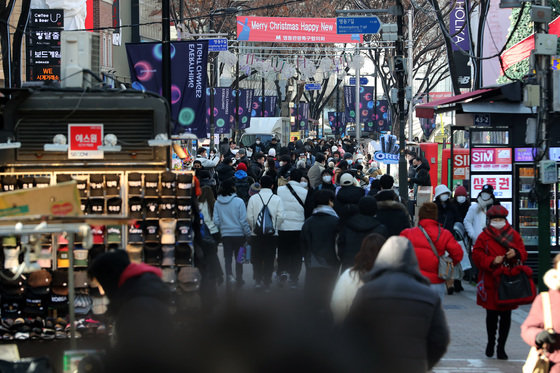 성탄절인 25일 서울 중구 명동 거리가 시민들과 관광객들로 붐비고 있다. 2022.12.25/뉴스1 ⓒ News1