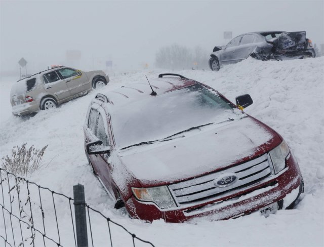 눈밭에 파묻힌 차량들 23일 미국 미시간주 바이런센터의 한 도로에 차량 여러 대가 눈에 파묻혀 있다. 강한 눈발에 운전자의 시야가 가려진 상태에서 눈길에 미끄러지며 추돌 사고가 난 차들도 멈춰 서 있다. 바이런센터=AP 뉴시스