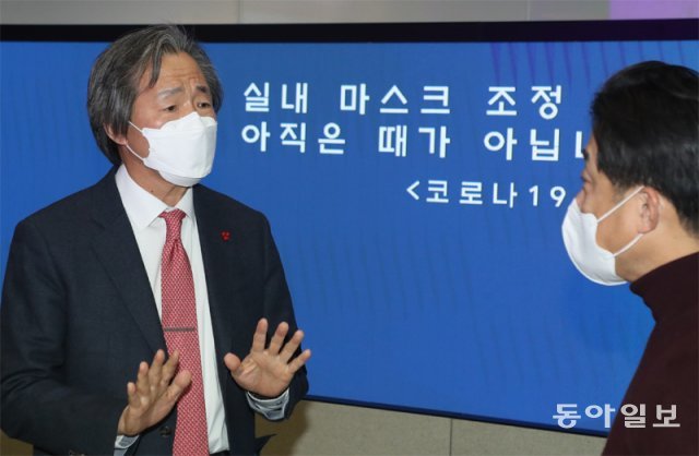 정기석 국가감염병위기대응 자문위원장은 “60세 이상 고령층이나 감염 취약시설에 계신 분 등 고위험군은 꼭 개량 백신을 맞아야 
한다”며 “고위험군이 얼마나 면역력을 갖는지가 실내 마스크 해제의 기준이 될 것”이라고 말했다. 김동주 기자 
zoo@donga.com