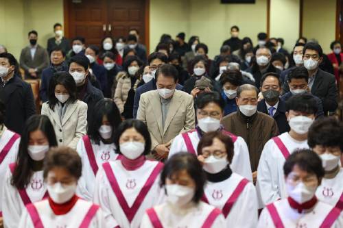 윤석열 대통령과 부인 김건희 여사가 성탄절인 25일 서울 성북구 영암교회에서 열린 성탄 예배에서 기도하고 있다. 대통령실 제공