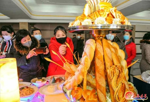 북한 평양면옥에서 열린 밀가루음식전시회. (평양 노동신문=뉴스1)