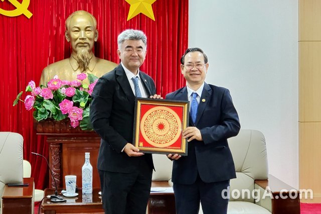 정원주 중흥그룹 부회장이 베트남 빈즈엉성에서 응우옌 반 자잉 부성장을 접견하고 있다. 대우건설 제공