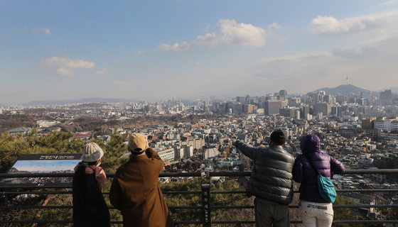 서울 인왕산에 오른 시민들이 하늘을 바라보고 있다.  뉴스1