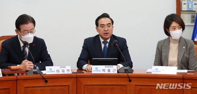 더불어민주당 박홍근 원내대표(가운데)가 26일 오전 서울 여의도 국회에서 열린 최고위원회의에 참석해 발언하고 있다. 뉴시스