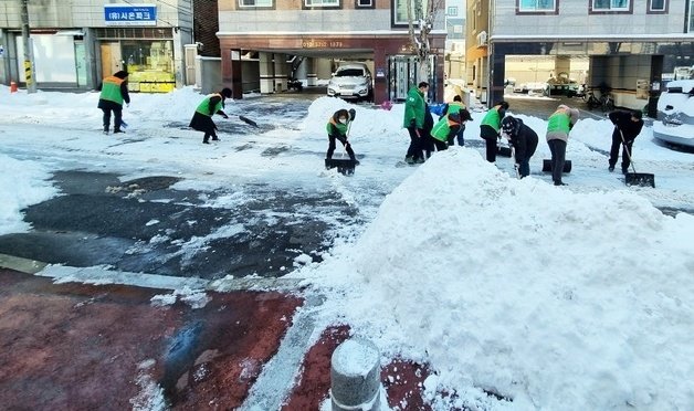 광주시 지역자율방재단이 폭설이 그친 24일 오후까지 중장비 등을 동원해 도로 제설 작업을 하고 있다.(광주시 제공) 2022.12.24/뉴스1