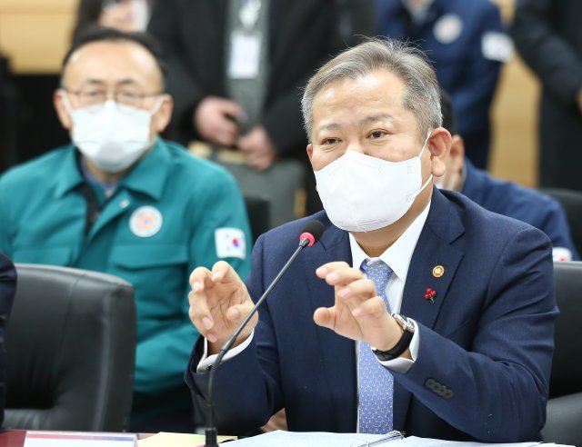 이상민 행정안전부 장관이 23일 정부서울청사 종합상황실에서 열린 국회 용산 이태원 참사 진상규명과 재발방지를 위한 국정조사특별위원회의 행안부 현장조사에서 질의에 답변하고 있다. 뉴시스