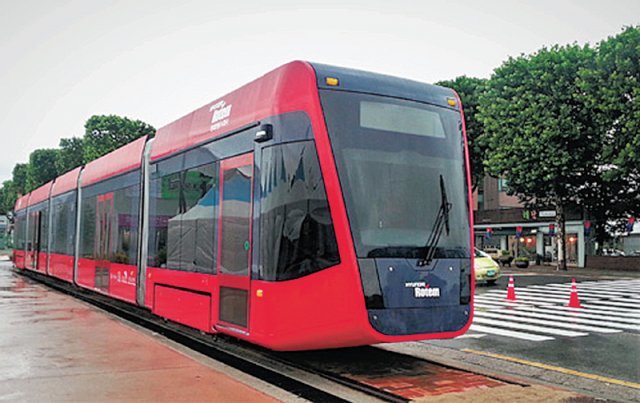 울산시가 새 교통수단으로 2027년까지 4개 노선의 트램 건설을 추진하고 있다. 사진은 현대로템이 개발한 전력선 없는 전기 트램의 모습. 현대로템 제공