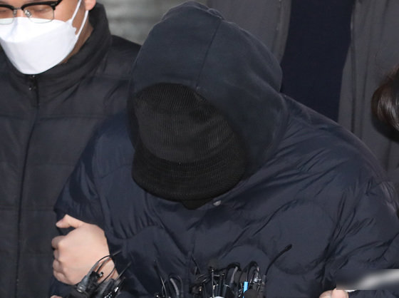 음주운전을 하다 어린이보호구역(스쿨존)에서 초등생을 치어 숨지게 한 혐의를 받는 30대 남성 A씨가 지난 9일 오전 서울 강남경찰서에서 검찰로 송치되고 있다. 2022.12.9/뉴스1