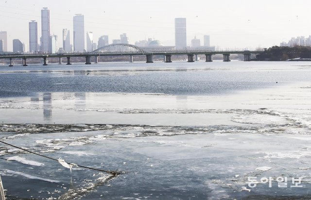 올해 들어 가장 추웠던 12월 23일 한강이 올해 처음으로 얼어붙은 모습. 원대연 기자 yeon72@donga.com