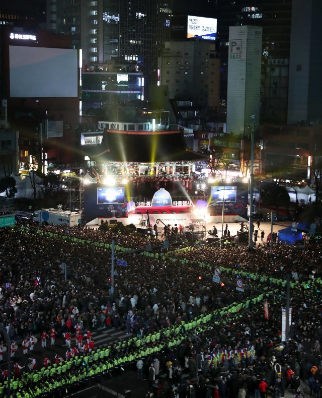 2019년 기해년을 앞둔 31일 오후 서울 종로 보신각에서 시민들이 제야의 종 타종행사를 기다리고 있다. 2018.12.31.