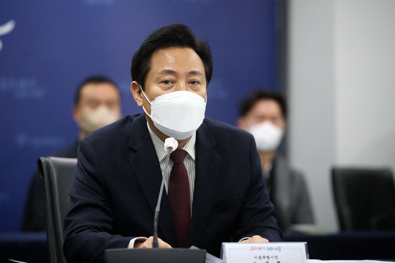 오세훈 서울시장이 서울 중구 서울시청에서 열린 서울시-하나금융그룹 사회복지시설 전기차 10대 기부 전달식에서 인사말하고 있다… 2022.12.26/뉴스1