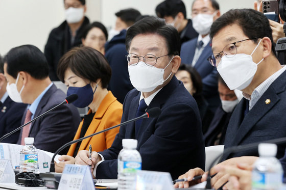 이재명 더불어민주당 대표가 27일 전남 여수혁신지원센터에서 ‘국민 속으로, 경청투어 전남편’의 일환으로 열린 여수국가산단 기업인 현장 간담회에서 기업인들의 발언을 경청하고 있다. 2022.12.27/뉴스1