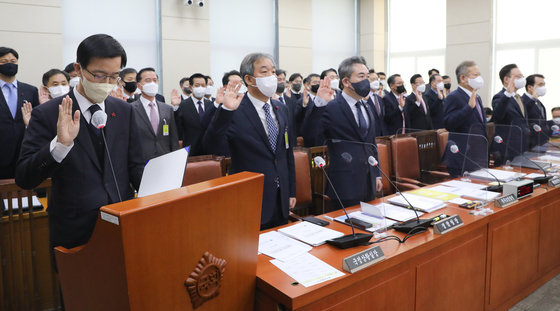 이상민 행정안전부 장관과 윤희근 경찰청장 등이 27일 오전 서울 여의도 국회에서 열린 용산 이태원 참사 진상규명과 재발방지를 위한 국정조사특별위원회 전체회의에서 증인 선서를 하고 있다. 왼쪽부터 방문규 국무조정실장, 한오섭 대통령실 국정상황실장, 윤희근 경찰청장, 이상민 행정안전부 장관, 조규홍 보건복지부 장관, 남화영 소방청장 직무대리. 2022.12.27/뉴스1