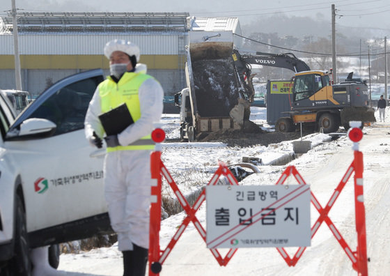 경기 안성시 일죽면의 한 산란계 농장에서 AI H5형 항원이 검출돼 살처분 준비작업을 하고 있다. 2022.12.14 뉴스1