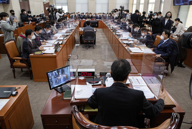 우상호 국회 용산 이태원 참사 진상규명과 재발방지를 위한 국정조사특별위원회 위원장이 27일 오전 서울 여의도 국회에서 열린 용산 이태원 참사 진상규명과 재발방지를 위한 국정조사특별위원회 전체회의에서 의사봉을 두드리고 있다. 2022.12.27 뉴스1