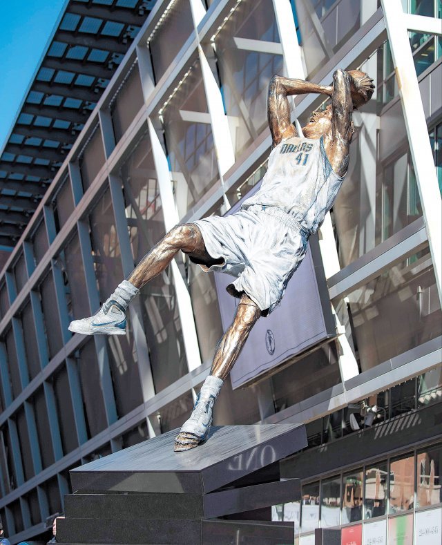 미국프로농구(NBA) 댈러스가 선수 시절 팀의 프랜차이즈 스타였던 디르크 노비츠키 동상을 안방경기장인 아메리칸 에어라인스 센터 
앞에 세웠다. 730cm 높이의 동상은 노비츠키의 장기였던 ‘학다리 페이드 어웨이 슛’ 자세를 하고 있다. 댈러스=AP 뉴시스