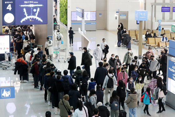 26일 인천국제공항 제1여객터미널 출국장이 해외 여행객들로 붐비고 있다. 2022.12.26/뉴스1 ⓒ News1