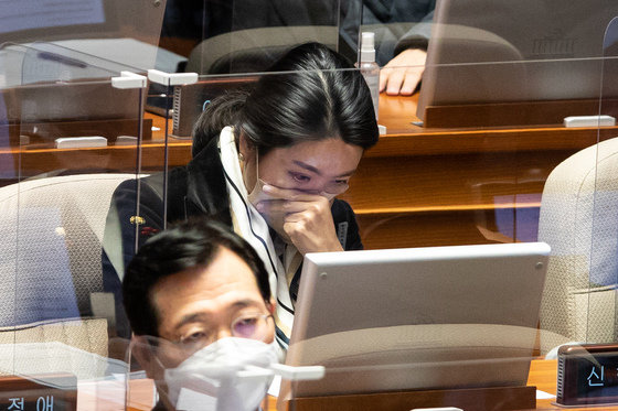 신현영 더불어민주당 의원이 23일 서울 여의도 국회에서 열린 제401회 국회(임시회) 제2차 본회의에서 생각에 잠겨 있다. 2022.12.23/뉴스1