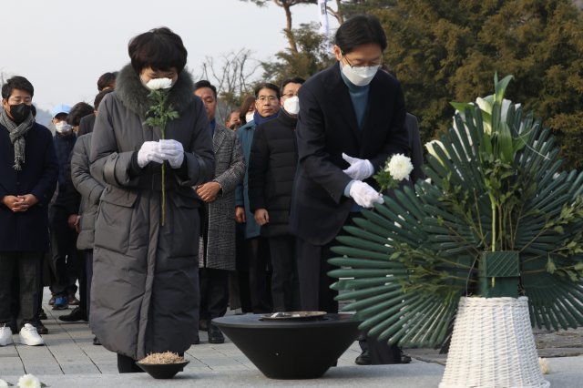 특별사면으로 출소한 김경수 전 경남도지사가 28일 오전 경남 김해시 봉하마을을 찾아 고 노무현 전 대통령 묘역을 참배하고 있다.왼쪽은 부인 김정순 씨. 2022.12.28/뉴스1