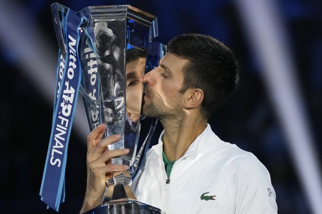 지난달 이탈리아 토리노에서 열린 남자프로테니스(ATP) 파이널에서 우승을 거두며 시즌을 마무리 한 노바크 조코비치. AP 뉴시스