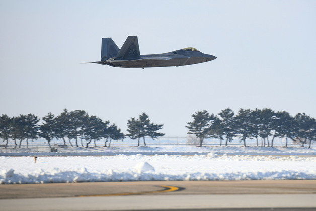 한미 연합공군훈련을 위해 한반도에 전개한 미국 F-22 전투기가 군산기지에 착륙하고 있다.(사진은 기사 내용과 무관함) / 뉴스1 ⓒ News1