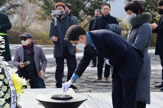 28일 오전 김경수 전 경남지사가 부인 김정순 씨와 함께 경남 김해시 진영읍 봉하마을 故 노무현 전 대통령 묘역을 참배하고 있다. 2022.12.28. 뉴시스