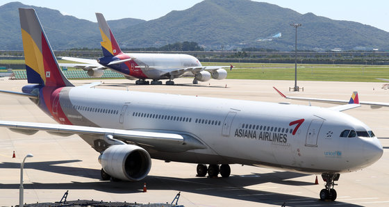 천공항 제1터미널에 아시아나 항공기가 착륙해 있는 모습. 2021.9.8/뉴스1 ⓒ News1