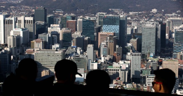 한국은행 12월 기업경기실사 지수 및 경제심리지수에 따르면 이번 달 기업 체감 경기가 2년 2개월 만에 가장 낮은 수준으로 악화됐다. 이는 고물가 지속으로 소비심리가 위축된 것으로 풀이된다. 28일 다수 기업이 입주한 서울 도심의 모습. 2022.12.28. 뉴시스