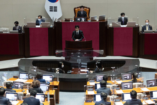 한동훈 법무부 장관이 28일 오후 서울 여의도 국회에서 열린 제401회 국회(임시회) 제4차 본회의에서 노웅래 더불어민주당 의원의 체포동의요청 이유설명을 하고 있다. 2022.12.28/뉴스1