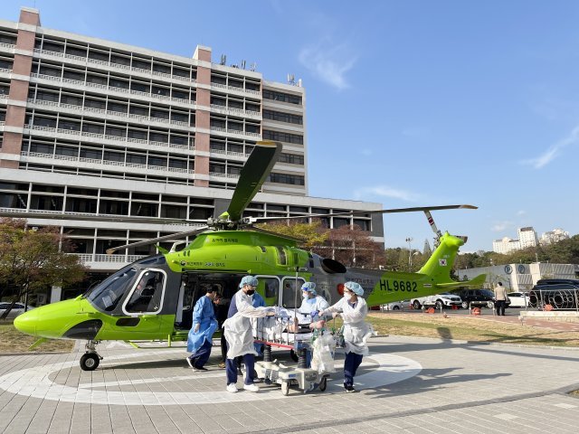 응급의료전용헬기로 환자를 후송하는 모습. 아주대병원 제공
