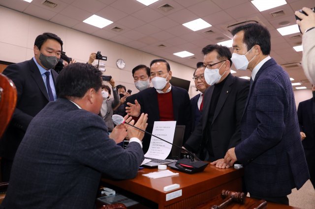 국회 농림축산식품해양수산위원회 여당 간사인 이양수 의원을 비롯한 국민의힘 의원들이 28일 오전 서울 여의도 국회에서 열린 농림축산식품해양수산위원회 전체회의에서 양곡관리법 일부개정법률안(대안)에 대한 본회의 부의 요구의 건 상정에 앞서 항의하고 있다. 2022.12.28/뉴스1