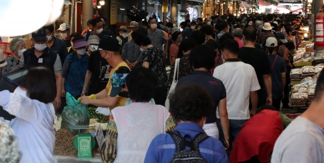서울 동대문구 청량리 청과물시장을 찾은 많은 시민들이 제수용품을 둘러보고 있다. 2022.9.7/뉴스1