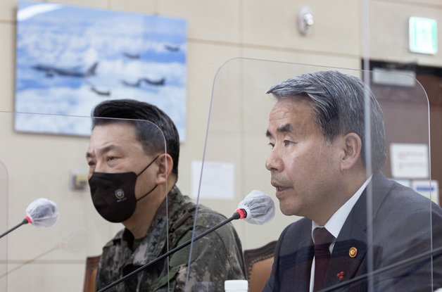 이종섭 국방부 장관(오른쪽)이 28일 오후 국회 국방위원회 전체회의에서 북한 무인기 도발 관련 질의에 답변하고 있다. 2022.12.28 뉴스1