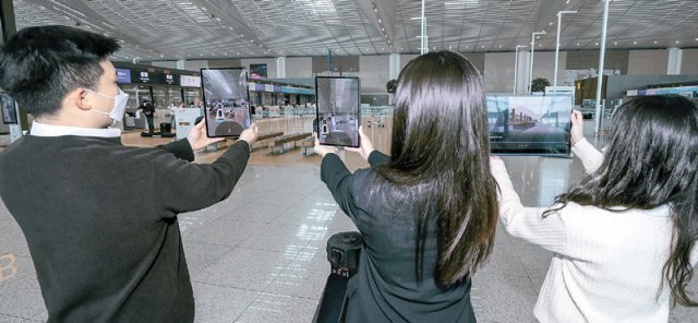 인천국제공항공사 기술연구팀 직원들이 제2여객터미널 출국장에서 태블릿PC를 보며 증강현실(AR)에 기반한 ‘실내 내비게이션 서비스’를 테스트하고 있다. 이 서비스는 내년 2월부터 인천공항에서 이용할 수 있다. 인천국제공항공사 제공