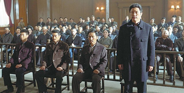 영화 ‘영웅’에서 안중근 의사(정성화 분·앞줄 오른쪽)가 이토 히로부미 사살 의거 이후 재판을 받기 위해 법정에 선 장면. CJ ENM 제공
