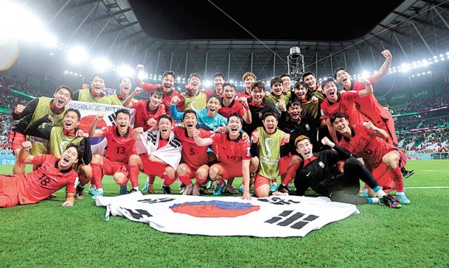 12년 만에 월드컵 16강 쾌거 이룬 한국 축구대표팀.