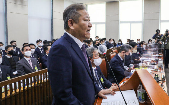 이상민 행정안전부 장관이 27일 오전 서울 여의도 국회에서 열린 용산 이태원 참사 진상규명과 재발방지를 위한 국정조사특별위원회 전체회의에서 기관 보고를 하고 있다. 2022.12.27 뉴스1