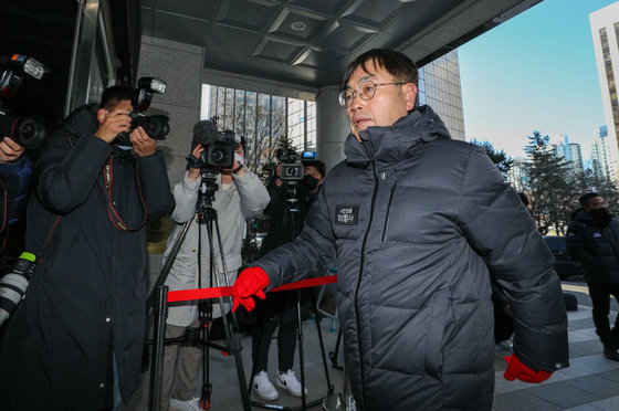 강진구 ‘시민언론 더탐사’ 공동대표가 14일 마포구 서울경찰청 부패·공공범죄수사대에서 한동훈 법무부 장관 자택 주거침입 사건과 관련해 피고발인 신분으로 조사를 받기 위해 청사에 들어서고 있다. 2022.12.14 뉴스1