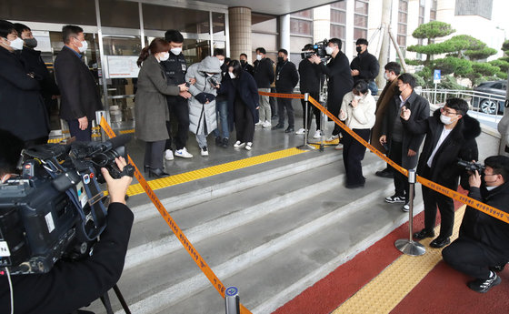 제주 유명 식당 대표 강도살인 피의자인 50대 김모씨가 28일 오후 제주동부경찰서에서 검찰로 송치되고 있다. 2022.12.28/뉴스1