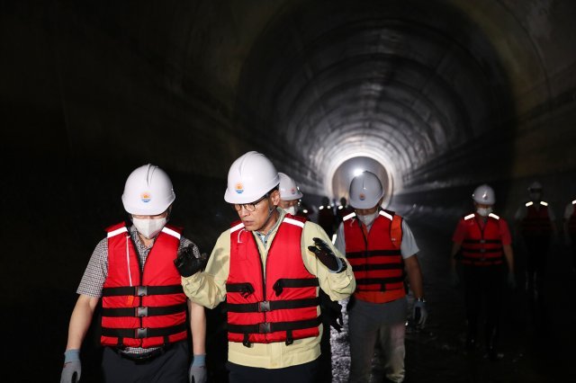 신월동 빗물저류시설(대심도 터널)을 점검하는 이기재 양천구청장. 양천구 제공