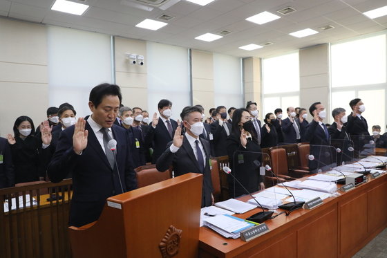 오세훈 서울시장과 관련 기관장들이 29일 서울 여의도 국회에서 열린 용산 이태원 참사 진상규명과 재발방지를 위한 국정조사특별위원회 전체회의에서 증인 선서를 하고 있다. 2022.12.29. 뉴스1